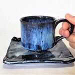 幻像的な青色のコーヒーカップ