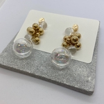 大きなガラス玉のピアス