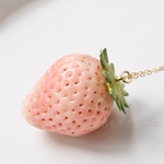 一粒白いちごのネックレス