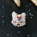 魔法白ねこのブローチ／ビーズ刺繍 帯留め 個性的 アクセサリー