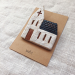 陶土の教会ブローチ『なみなみ屋根』