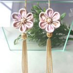 チェーンタッセルの正絹つまみ細工のピアス　花薄ピンク（イヤリング）　