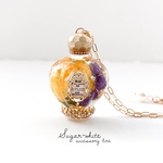 antique Perfume necklace no.03《 スイートピー × アゲラタム 》✵ ドライフラワー を閉じ込めた アンティーク調 香水瓶型 ネックレス  ペンダント 水中花 花手水 