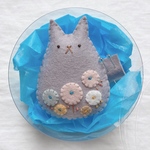 お花のアップリケねこ。おちついた藤色。