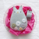お花のアップリケねこ。くすみ水色。