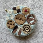 クッキー缶刺繍の丸コインポーチ