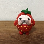 イチゴ🍓を被ったフレンチブルドッグ　クリーム