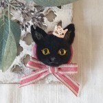 プリンセスを夢見る黒猫ちゃんのブローチ 羊毛フェルト