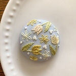 刺繍くるみボタン（ヘアゴム/ブローチ）