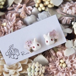 うさぎとビオラピアス/イヤリング（ピンク）