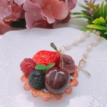 つやつやいちごとブラックチェリー　実物大　花形タルトケーキ　パールチェーン　バックチャーム　☆ストロベリー ☆さくらんぼ☆誕生日☆フェイクスイーツ☆フェイクタルト☆フルーツタルト☆バックアクセサリー