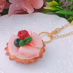 カットピーチとベリー　花形タルトバックチャーム 　プレーン生地☆桃 ☆ベリー☆誕生日☆フェイクスイーツ☆フェイクタルト☆フルーツタルト☆クレイケーキ☆バックチャーム