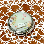 仲良しシマエナガと花のピルケース(円形)
