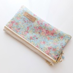LIBERTY　リバティ　Tatum　テイタム　J16A　ライトブルー地　Ｗファスナー・中布・内ポケット・カードポケット付きビニコポーチ　Size：21×11cm
