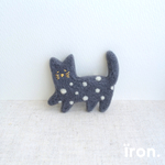 水玉ねこのブローチ