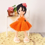 [S]オレンジワンピースの女の子　あみぐるみ　ストラップ