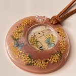 ミモザとうさぎ🐇と蝶々の大きめネックレス　円形　ピンク　立体