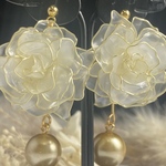 バラのピアス　薔薇　アメリカンフラワー　ディップフラワー　スタッドピアス