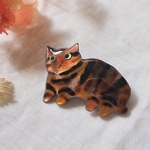 猫の七宝焼きブローチ　「元気なキジトラ」