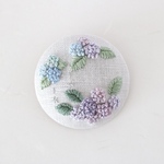 手刺繍ブローチ　あじさいと雫　アイスグレーリネン