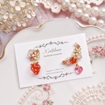 《華やか苺のピアス/イヤリングとイヤーカフ》ピアス/イヤリング