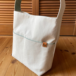 帆布のワンハンドルバッグ　底板入りで自立するバッグ