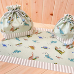 再販⑥🦖受注作製　送料無料🦕＊お弁当袋　コップ袋　ランチョンマット　お弁当巾着　＊お弁当セット　ランチセット＊　恐竜　シンプル　ストライプ　グレー　男の子お弁当袋🦕