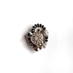 Antique Silver Beads Reunion  ビンテージボタンのビーズ刺繍ブローチ