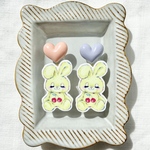 ❤️再販❤️チェリーうさぎとぷっくりハートのアクセサリー　白猫　ピアス　イヤリング　ブローチ　　昭和レトロ　レトロポップ　ファンシー　大ぶり　ピンク　パープル　ねこ　個性的