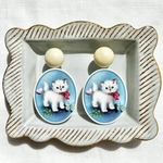 ❤️再販③❤️ 赤いリボンの子猫と蝶々のアクセサリー　白猫　ピアス　イヤリング　ブローチ　　昭和レトロ　レトロポップ　ファンシー　大ぶり　青　ブルー　ねこ　個性的