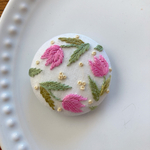 刺繍くるみボタン（ヘアゴム/ブローチ）