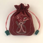手刺繍巾着ポーチ「クイーンの人生論」