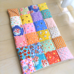 【ha様オーダー品】　四角つなぎのパッチワーク　小さなフリーマット　kukka074