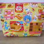 レトロアニマルとお菓子柄のポーチ　（黄色）