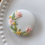 刺繍くるみボタン（ヘアゴム/ブローチ）