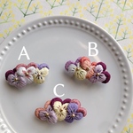ビオラの立体刺繍 帯留めC〈真ん中イエロー×濃パープル〉