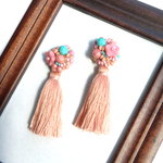 ペールカラーの花畑ピアス◇ビーズ刺繍,ビーズタッセルピアス