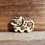 ブローチ「白い珈琲べこ」