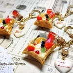 ワッフルアイスのキーホルダー(ゴールド)  スイーツデコ