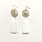 純白のmilkピアス◇ビーズ刺繍,ビーズタッセルピアス
