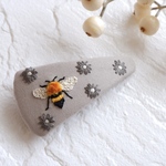 ミツバチとカモミール刺繍の三角バレッタ