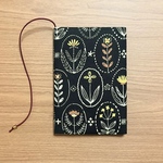 【 文庫本 】ブックカバー   ハンドメイド  フラワーエンブレム クロ