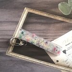 送料込み♡ドライフラワー入り♡色とりどりのカラフルなお花がホワイトに映える、キラキラビジュー付きキークリップ♡