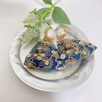 瑠璃色・シックなインド刺繍リボンピアス