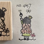 スタンプ　No. 4657筆を持った女の子とトリ