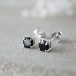 ブラックスピネルのスタッドピアス（silver925）メンズ　小ぶり　メンズピアス　シルバー　セカンドピアス　つけっぱなし　ブラックオニキス　シルバーピアス　黒　プチギフト　金属アレルギー対応　秋