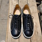◇新作◇本革◇ローカット◇スニーカー◇無料サイズ調整◇22.5-29cm◇本革◇受注生産◇艶光沢ブラック◇ホワイトソール◇