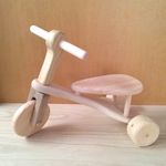 木の三輪車