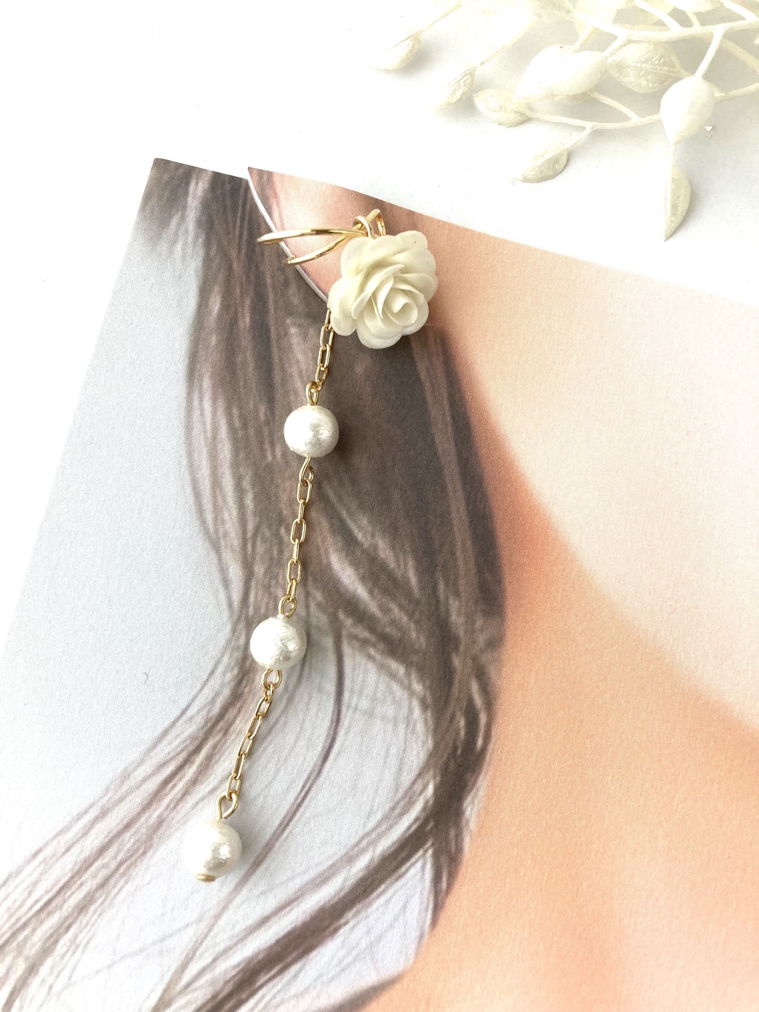 ハンドメイド  ♡  バラのイヤーフック ハンドメイド ♡ 赤いバラのイヤーフック