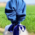 藍色ニット生地　パールビーズのお花付き　リボン　医療用帽子／ガーデニング帽子／保護帽子